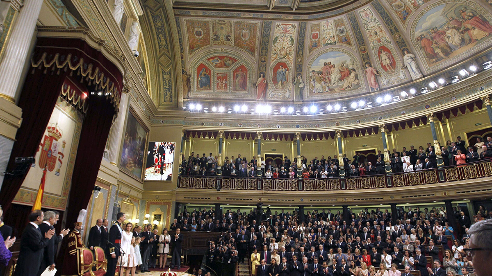El Congreso Recibe Con Una Ovación A Los Reyes A Su Llegada Al Hemiciclo