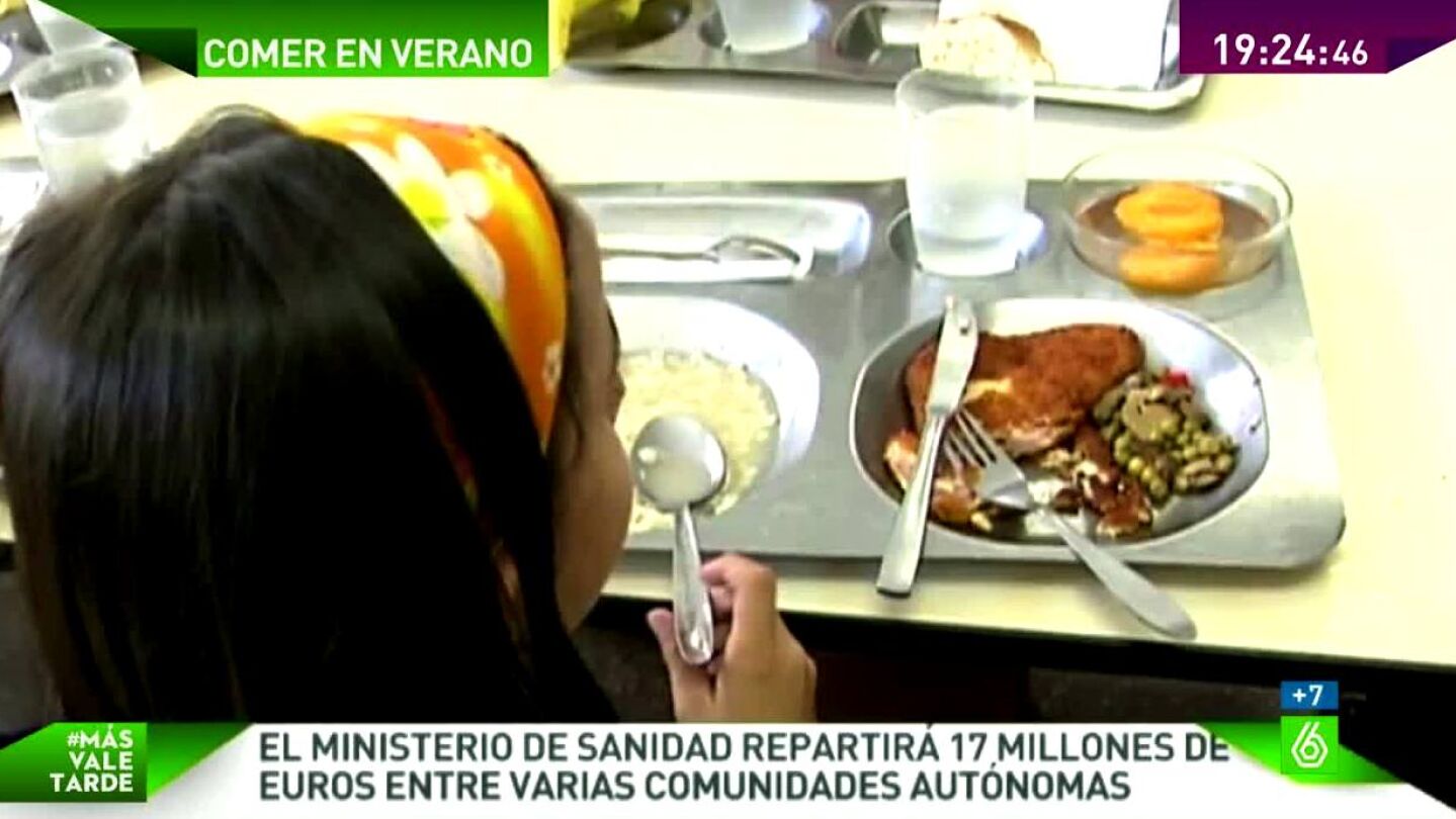 Una ni&ntilde;a en un comedor