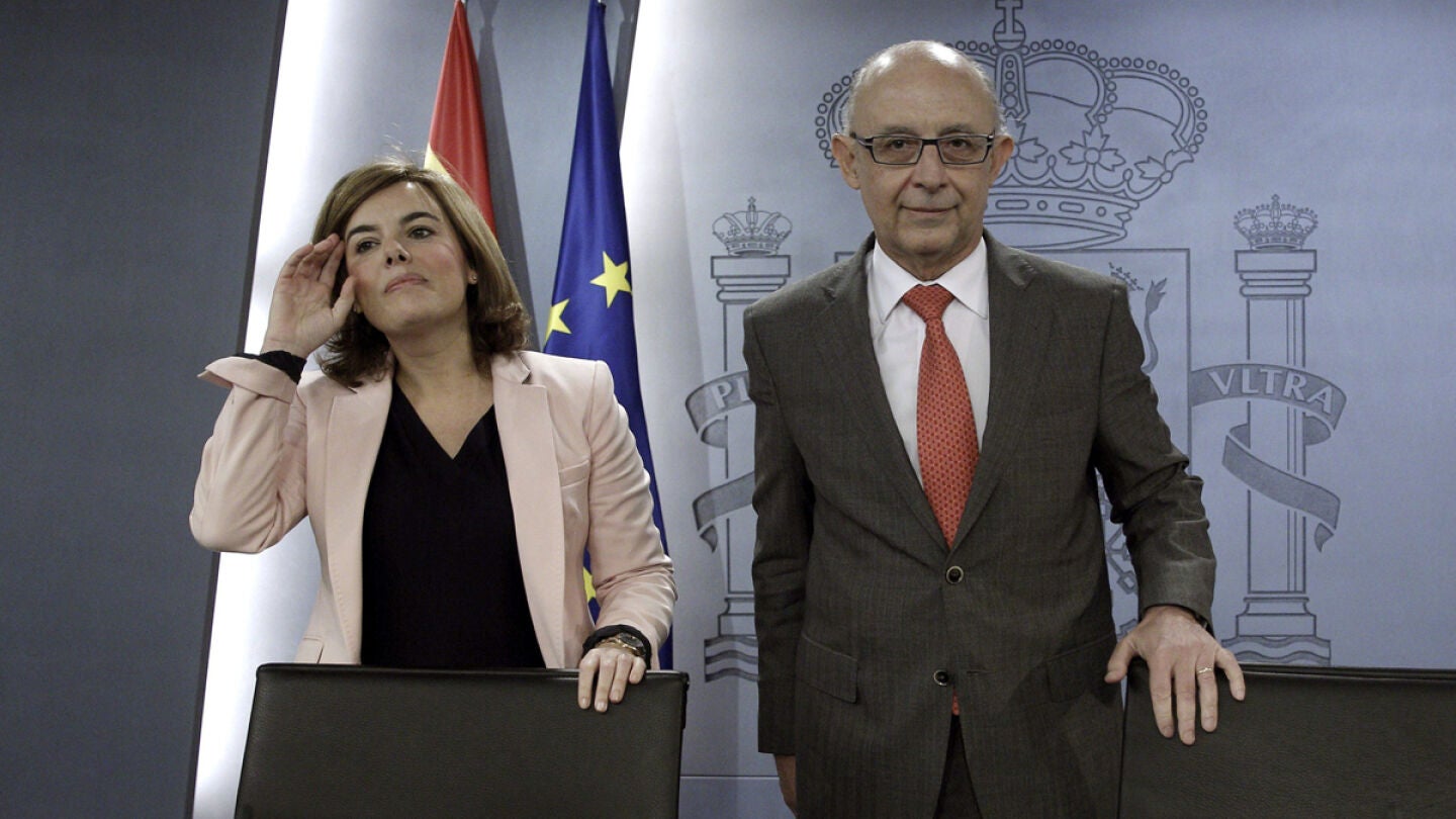 Soraya S&aacute;enz de Santamar&iacute;a y Crist&oacute;bal Montoro, durante la rueda de prensa