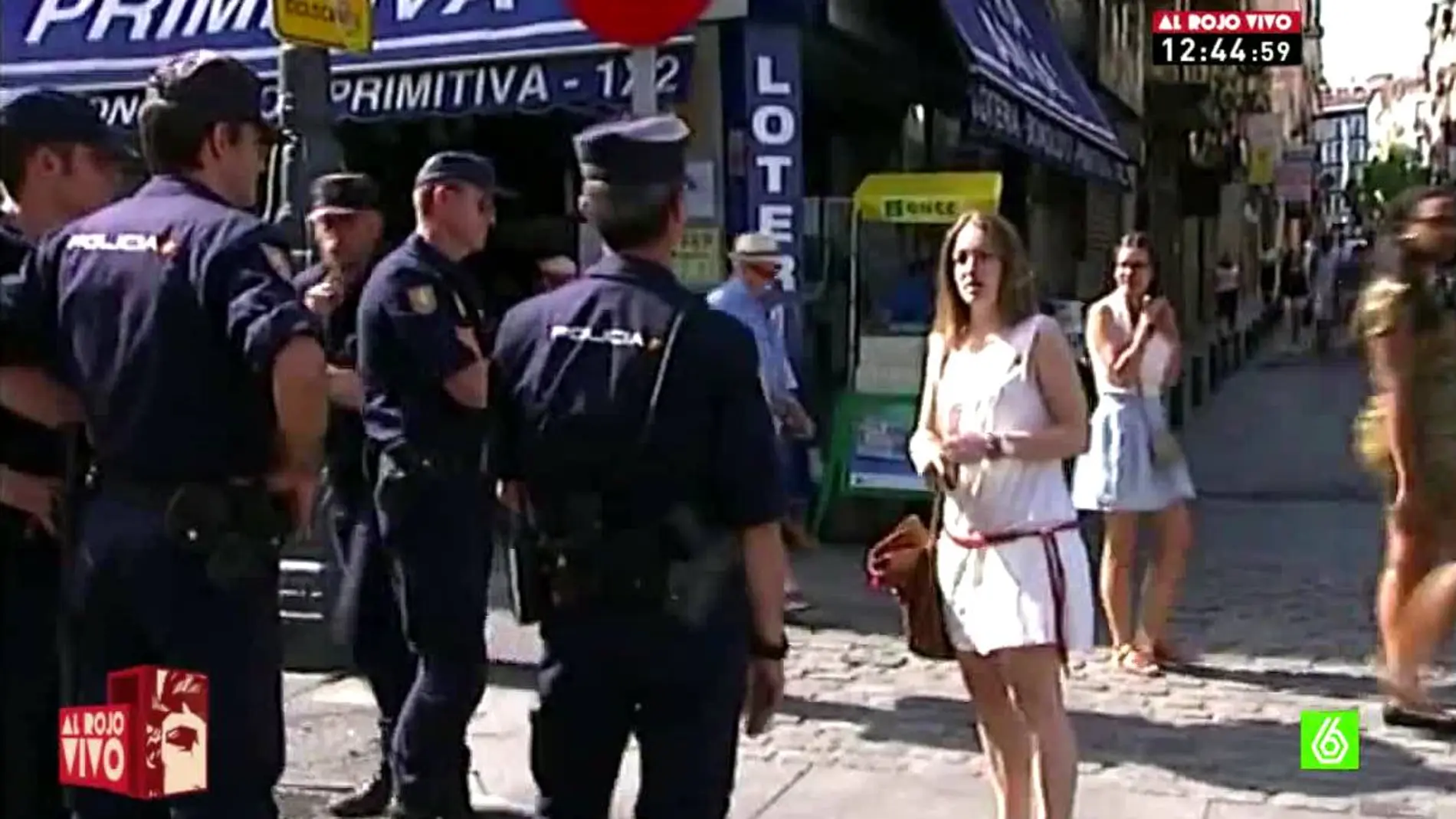 La Policía impide a una joven el paso por llevar una chapa