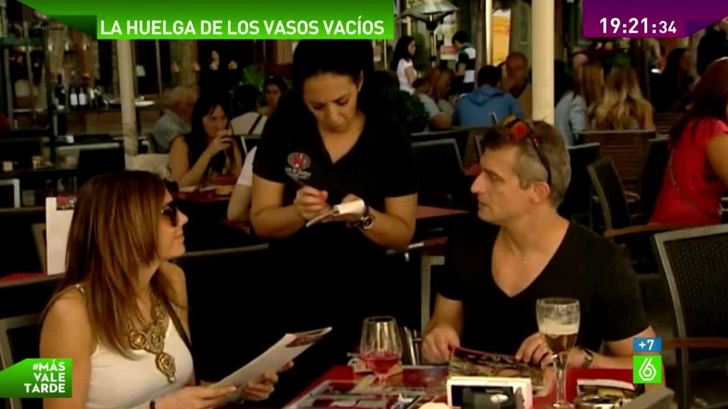 Una camarera atiende a una pareja