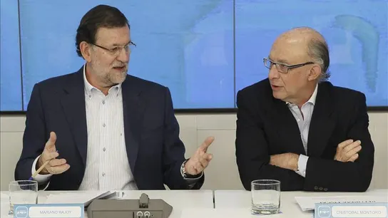 Mariano Rajoy charla con Cristóbal Montoro Mariano Rajoy charla con Cristóbal Montoro