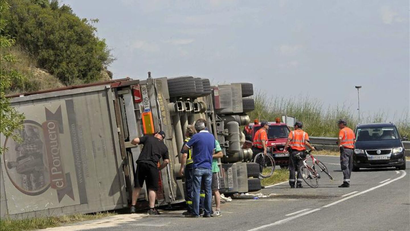 Fallecen dos ciclistas y otro resulta herido al volcar un cami&oacute;n sobre ellos en navarra 