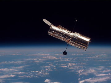 El telescopio espacial Hubble visto desde el Transbordador espacial Discovery durante la misión STS-82