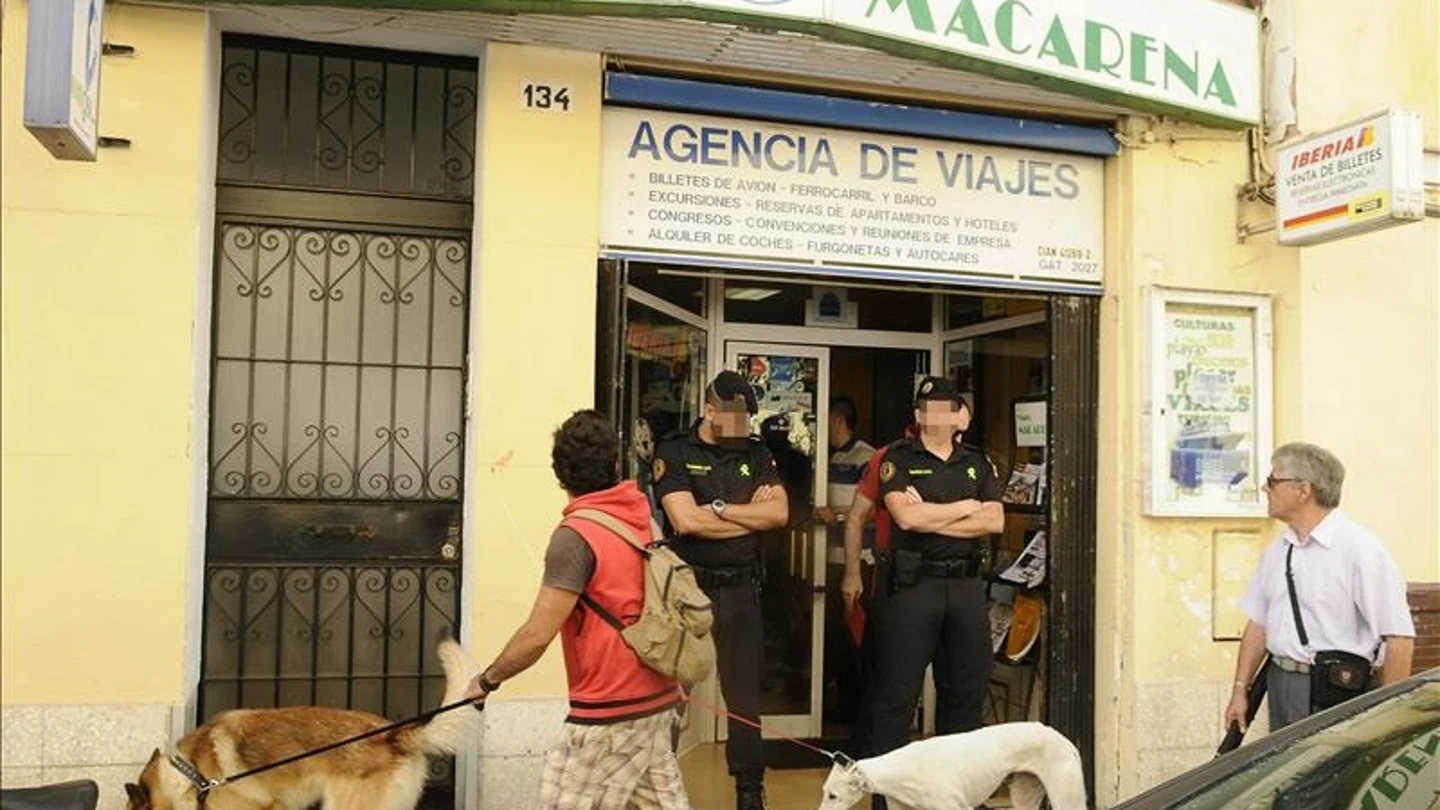 La Guardia Civil durante el registro de una agencia de Viajes dentro de la operación La Guardia Civil durante el registro de una agencia de Viajes dentro de la operación
