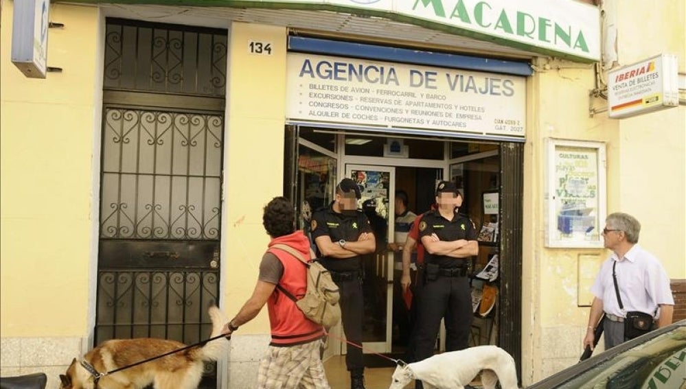 La Guardia Civil durante el registro de una agencia de Viajes dentro de la operación
