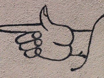 Graffiti de una mano señalando con el dedo índice
