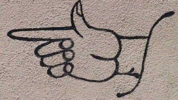 Graffiti de una mano señalando con el dedo índice