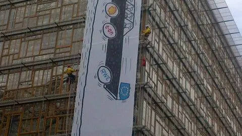 Greenpeace protagoniza acto de protesta por energía limpia en cumbre europea Greenpeace protagoniza acto de protesta por energía limpia en cumbre europea