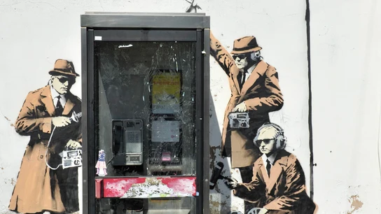 Retiran de una casa un mural de Banksy sobre espionaje para ser subastado Retiran de una casa un mural de Banksy sobre espionaje para ser subastado