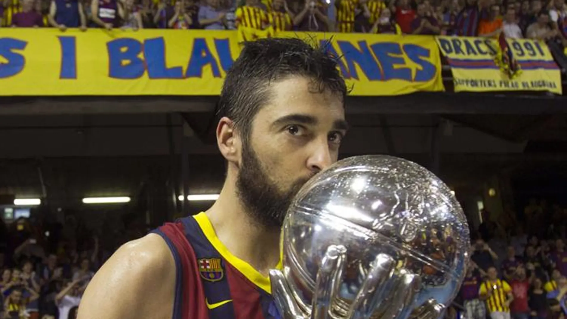 Juan Carlos Navarro, con la copa de campeón de la ACB