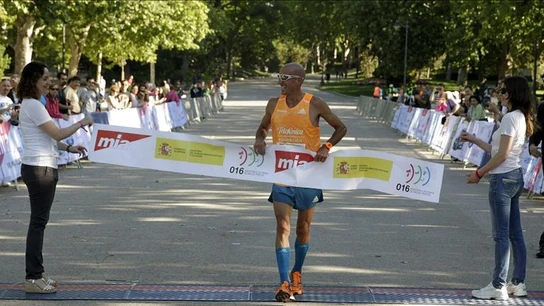El altleta Chema Martínez (c), a su llegada a la meta como vencedor El altleta Chema Martínez (c), a su llegada a la meta como vencedor