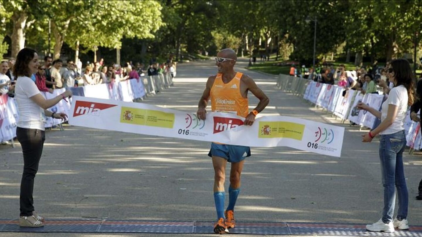 El altleta Chema Mart&iacute;nez (c), a su llegada a la meta como vencedor