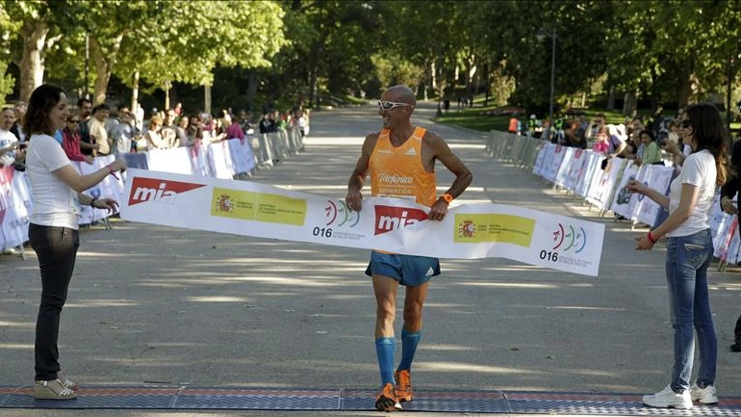 El altleta Chema Martínez (c), a su llegada a la meta como vencedor El altleta Chema Martínez (c), a su llegada a la meta como vencedor