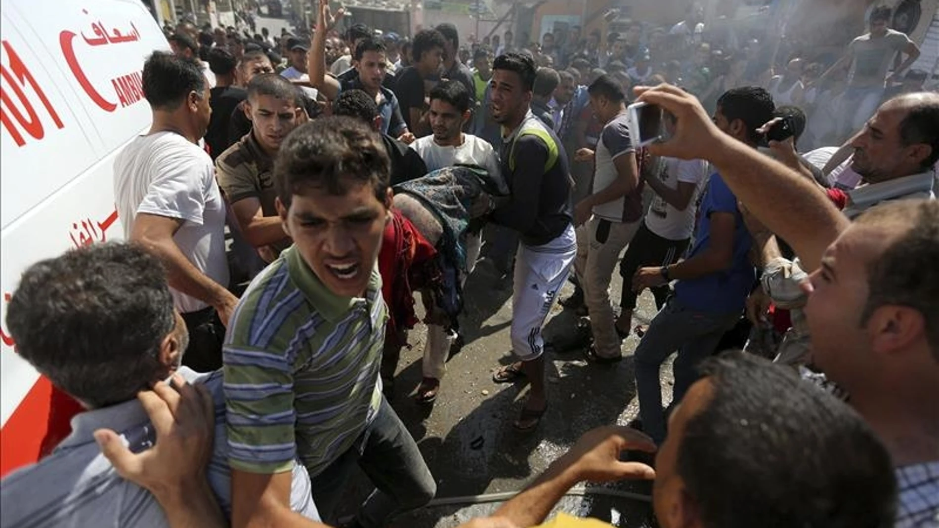 Varios palestinos llevan el cuerpo de un herido en Gaza el pasado viernes