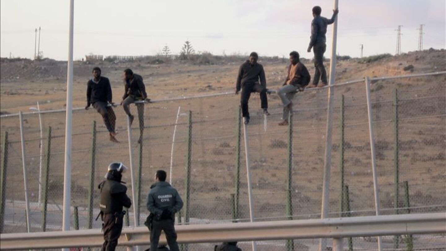 La Guardia Civil y Marruecos impiden que m&aacute;s de 500 inmigrantes entren a Melilla