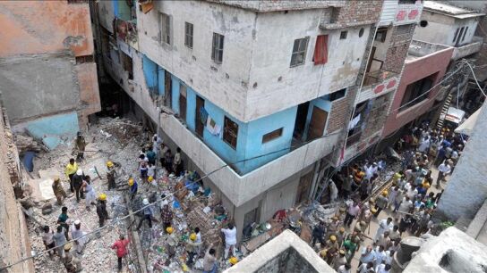 Los equipos de rescate buscan supervivientes entre los restos del edificio derrumbado.