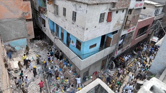 Los equipos de rescate buscan supervivientes entre los restos del edificio derrumbado. Los equipos de rescate buscan supervivientes entre los restos del edificio derrumbado.