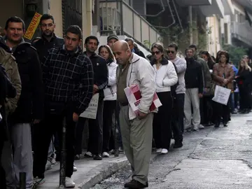 Gente esperando ante la oficina de Empleo Gente esperando ante la oficina de Empleo
