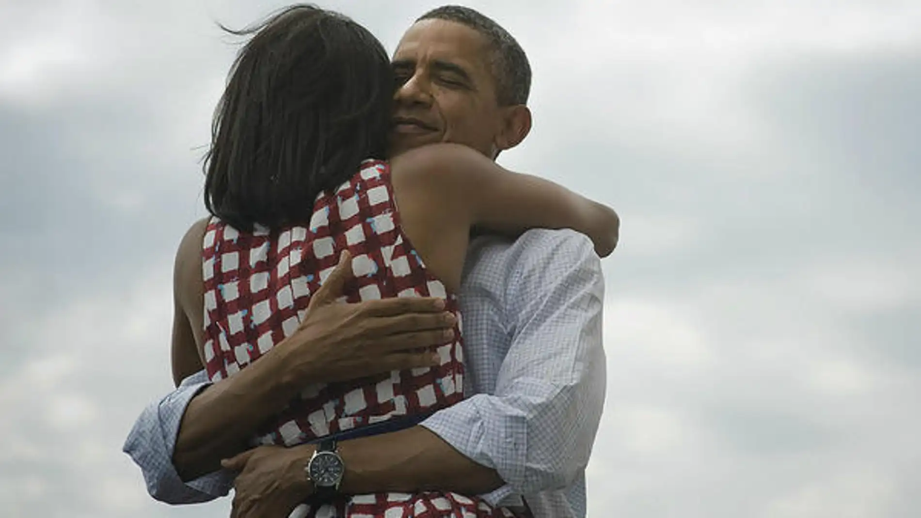 Obama se abraza a su mujer en una imagen que revolucionó Twitter