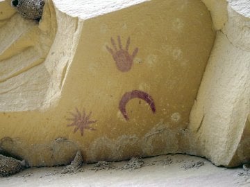 Parte de la talla en piedra que realizaron los indios Anasazi donde representaron la estrella invitada que apareció en el cielo