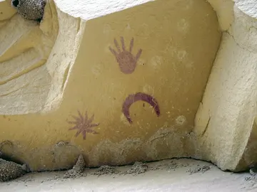 Parte de la talla en piedra que realizaron los indios Anasazi donde representaron la estrella invitada que apareció en el cielo Parte de la talla en piedra que realizaron los indios Anasazi donde representaron la estrella invitada que apareció en el cielo