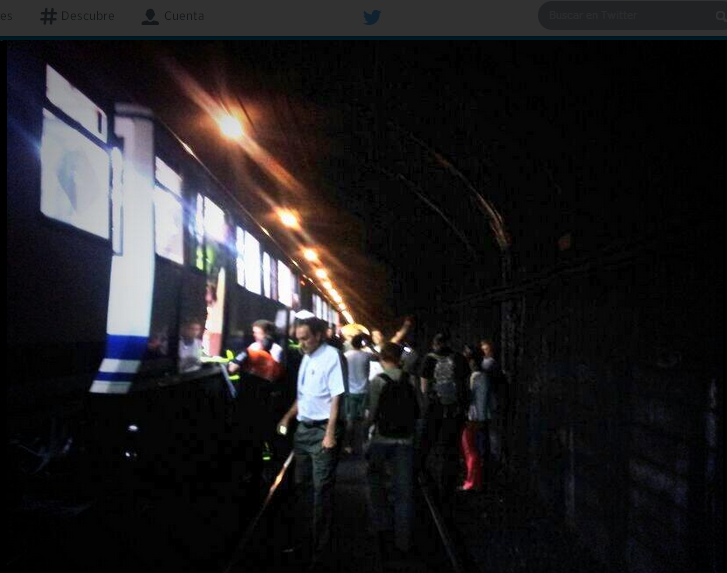 Los viajeros de un metro averiado bajan a las vías y obligan a cortar la L5 Los viajeros de un metro averiado bajan a las vías y obligan a cortar la L5