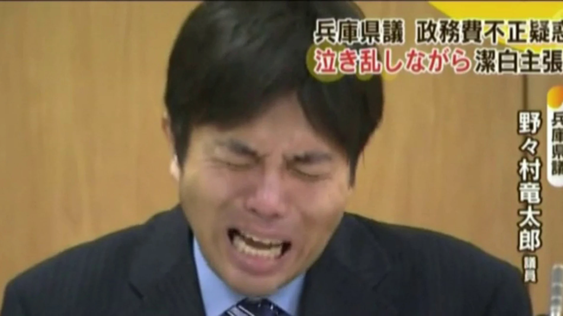 Un político japonés llora desconsolado explicando el mal uso de fondos públicos