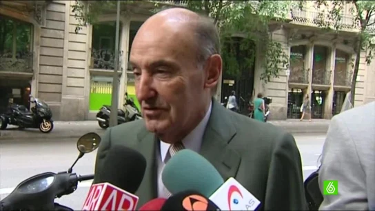 Miquel Roca, compareciendo ante los medios Miquel Roca, compareciendo ante los medios