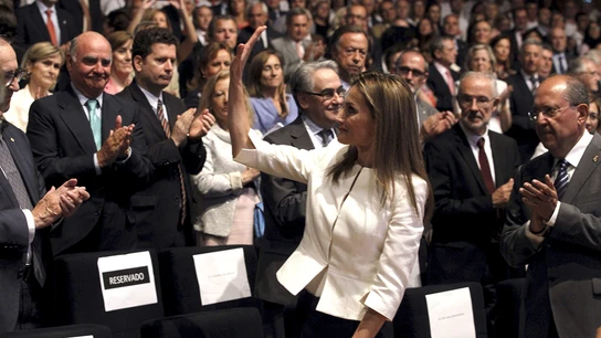 La eeina Letizia a su llegada al acto conmemorativo de Cruz Roja Española La eeina Letizia a su llegada al acto conmemorativo de Cruz Roja Española