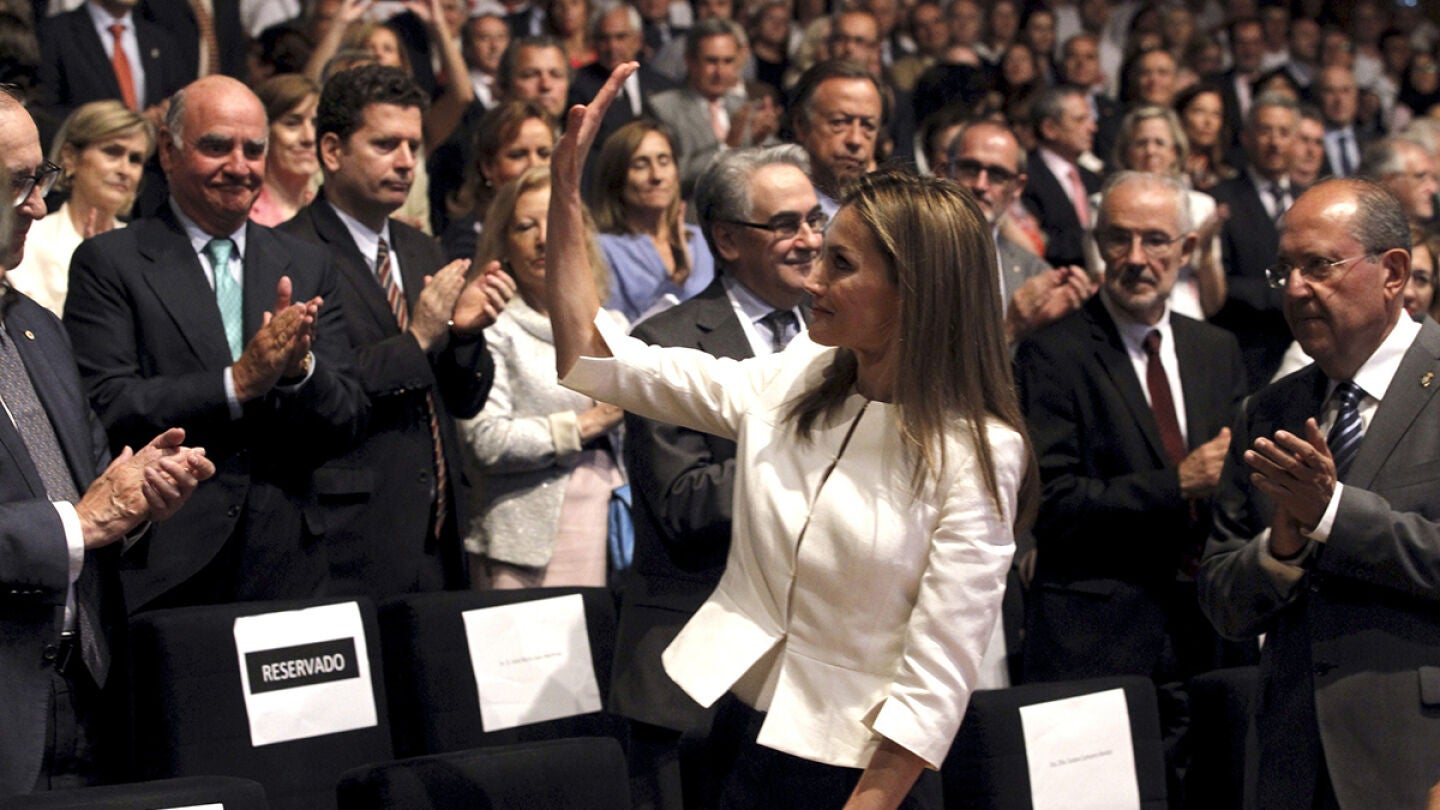 La eeina Letizia a su llegada al acto conmemorativo de Cruz Roja Espa&ntilde;ola