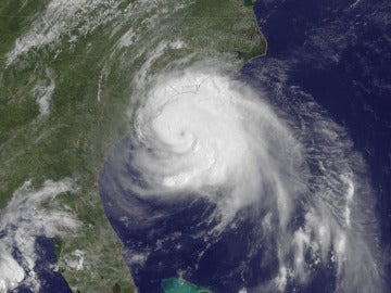 El huracán 'Arthur' toca tierra en EEUU