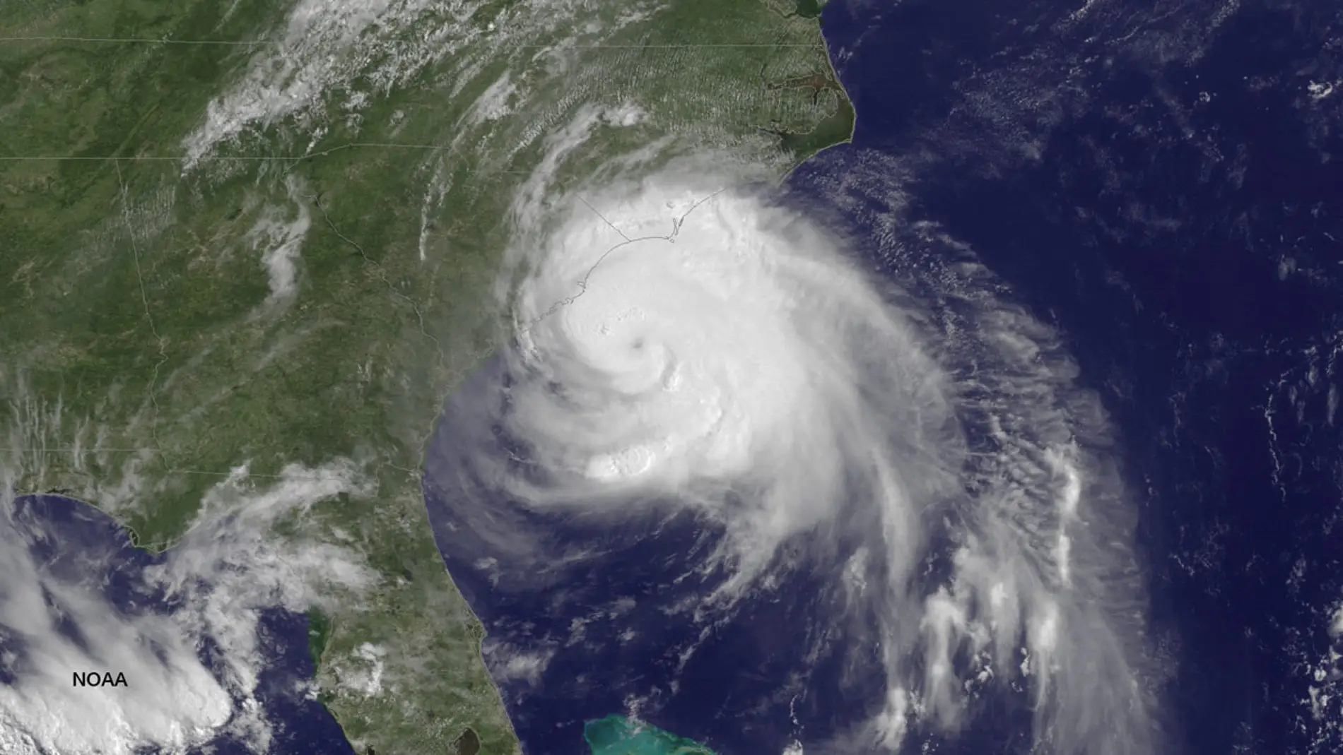 El huracán 'Arthur' toca tierra en EEUU
