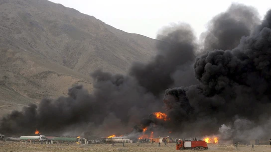 El humo se eleva desde los camiones cisterna tras un ataque de talibanes en Kabul El humo se eleva desde los camiones cisterna tras un ataque de talibanes en Kabul