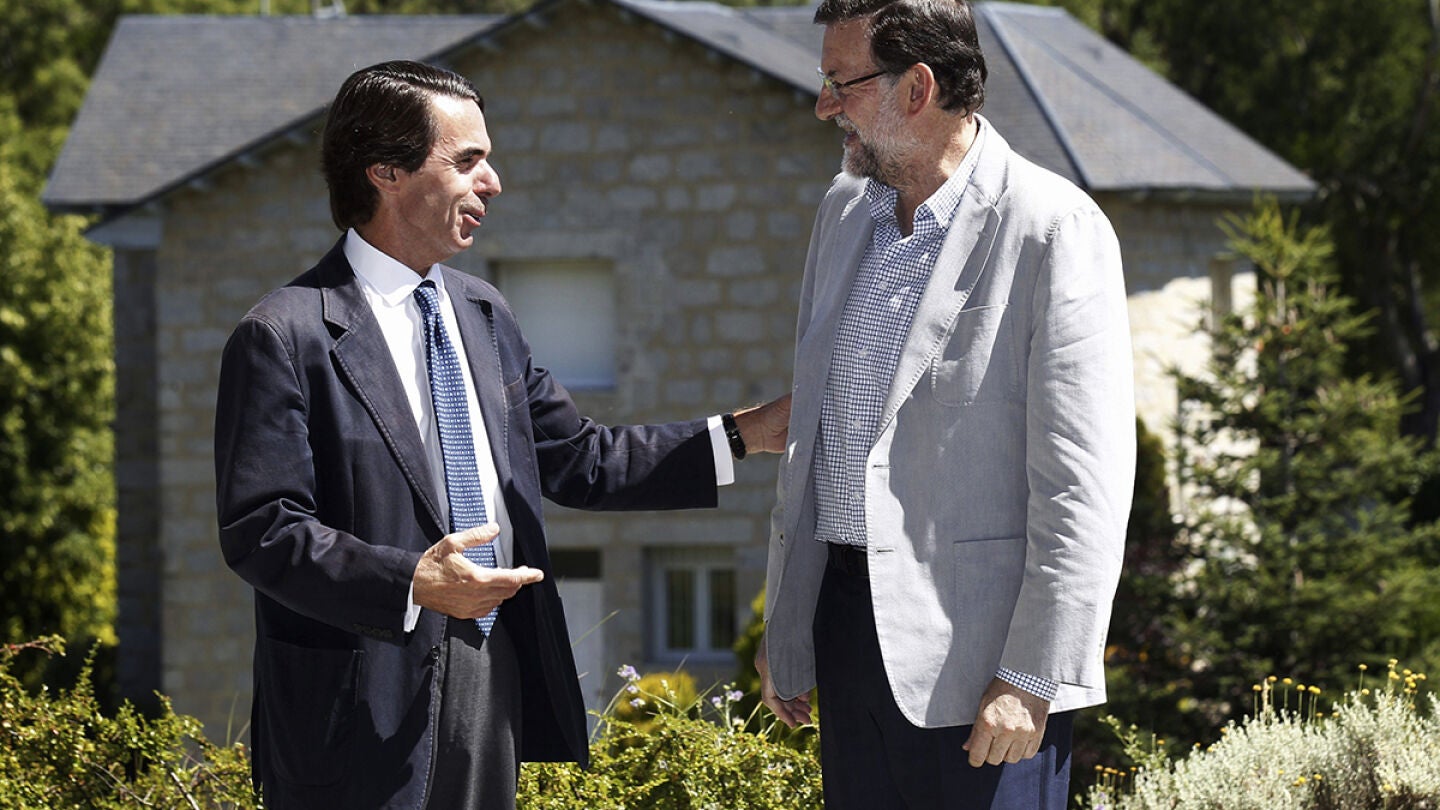 Mariano Rajoy y Jos&eacute; Mar&iacute;a Aznar han conversado antes del acto de clausura de FAES