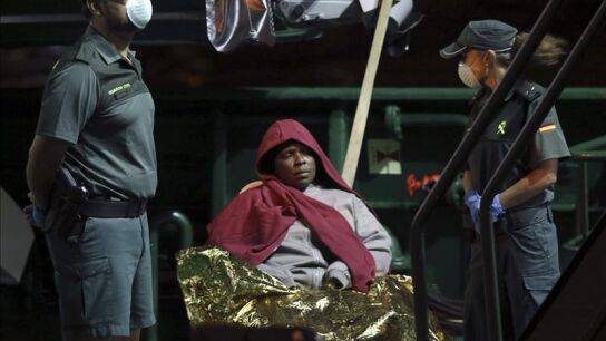 Rescatan a 56 inmigrantes de una patera llegada a la Isla de Albor&aacute;n