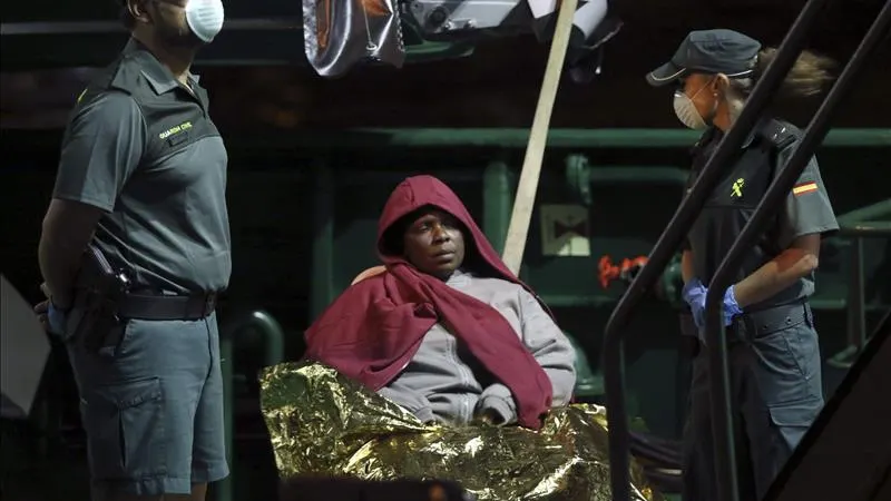 Rescatan a 56 inmigrantes de una patera llegada a la Isla de Albor&aacute;n