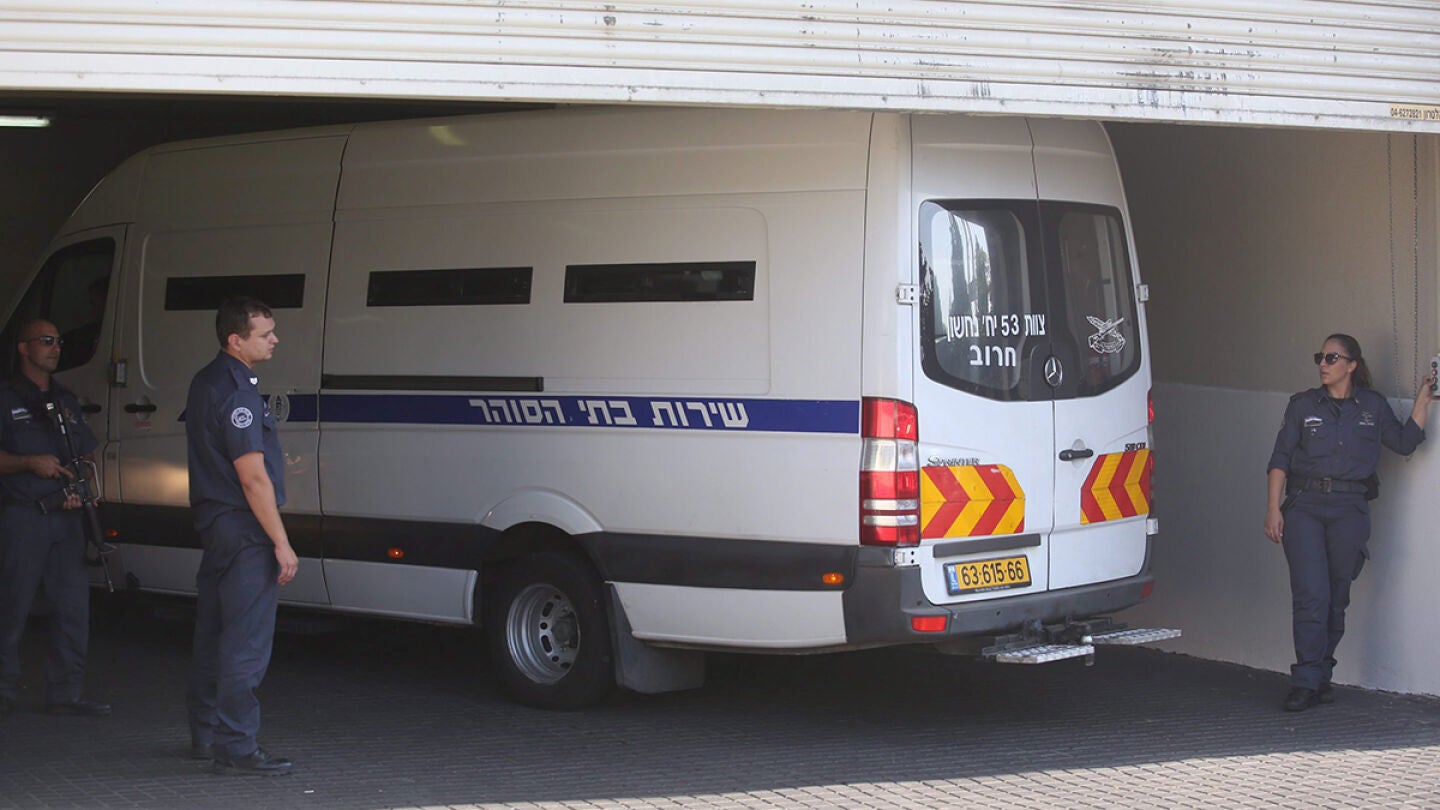 Una furgoneta con los detenidos llega al Juzgado de Instrucci&oacute;n en Petah Tikva, Israel