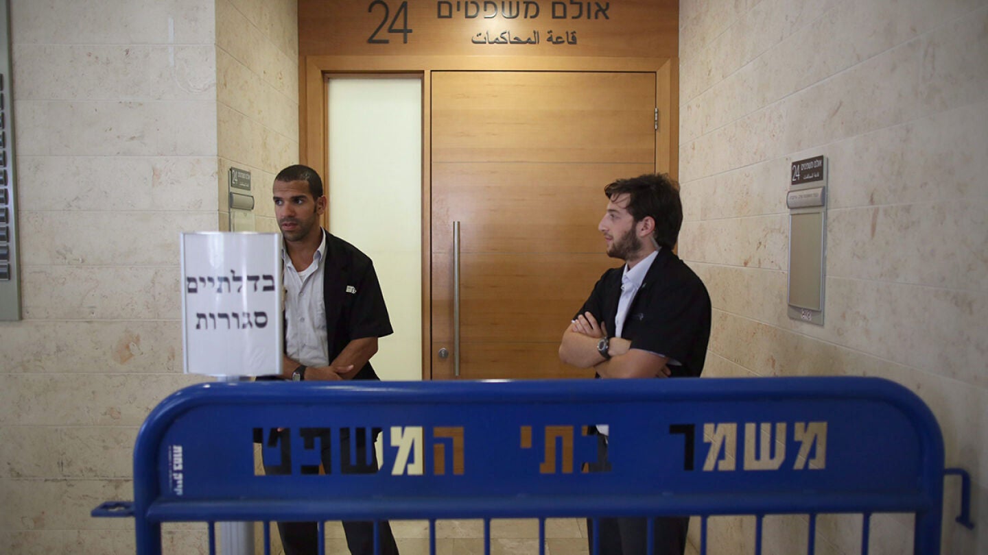 Guardias de seguridad a la entrada del Juzgado en Petah Tikva, al que han sido trasladados los detenidos 