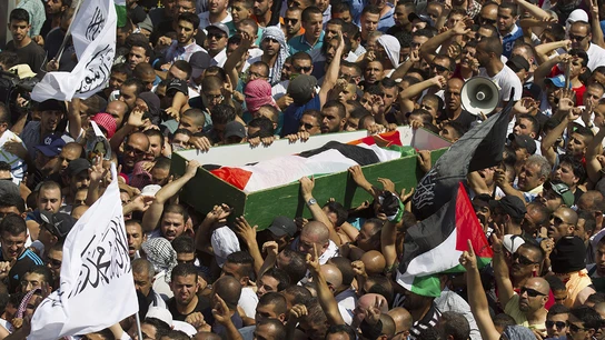 Un grupo de palestinos lleva el cuerpo sin vida del joven palestino Un grupo de palestinos lleva el cuerpo sin vida del joven palestino