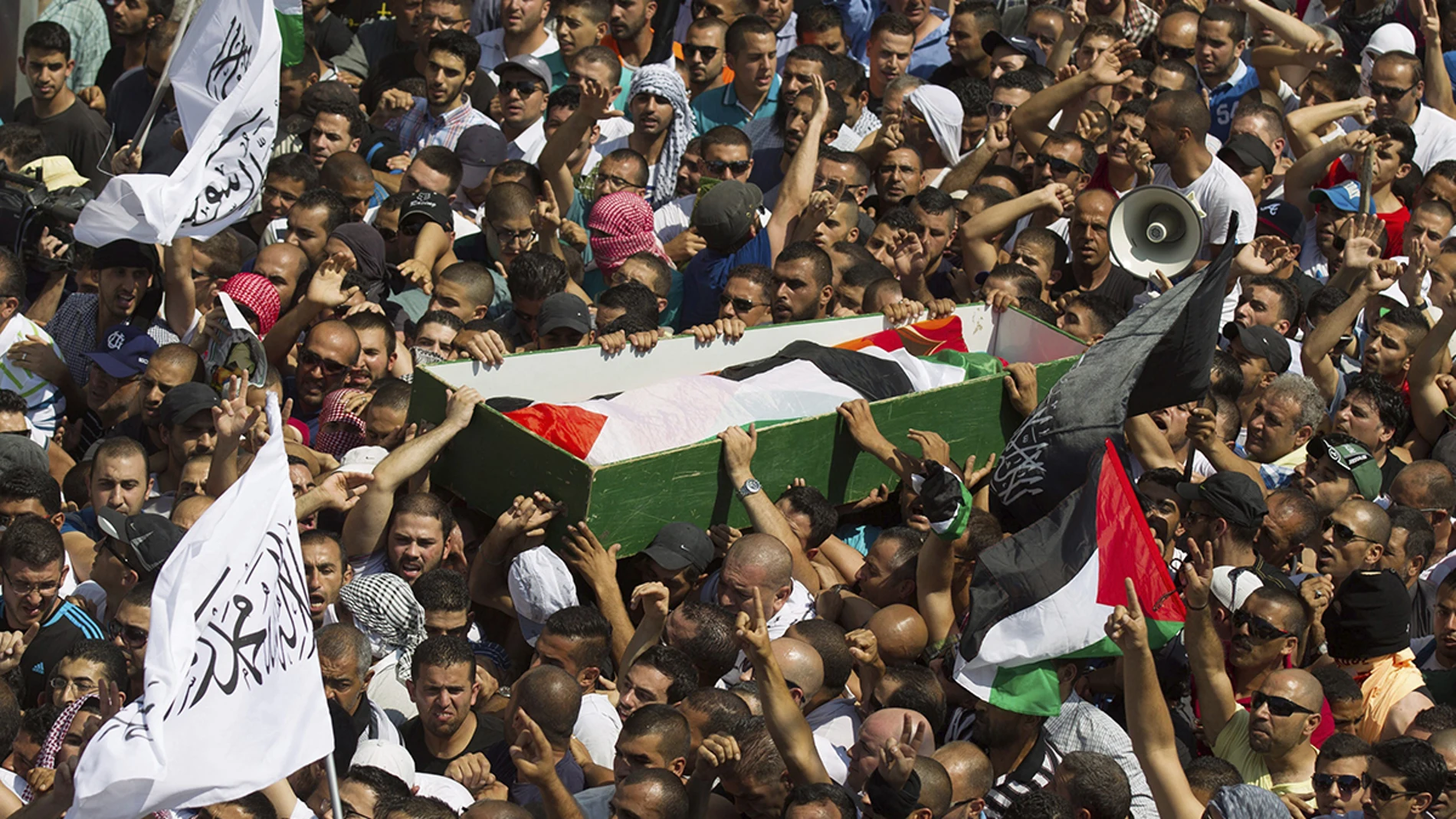 Un grupo de palestinos lleva el cuerpo sin vida del joven palestino