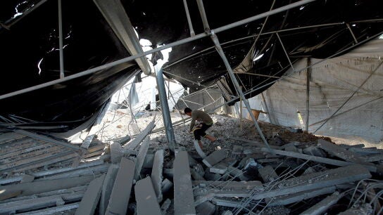 Un joven palestino comprueba los da&ntilde;os ocasionados en su vivienda por un bombardeo israel&iacute; sobre Rafah, en el sur de Gaza