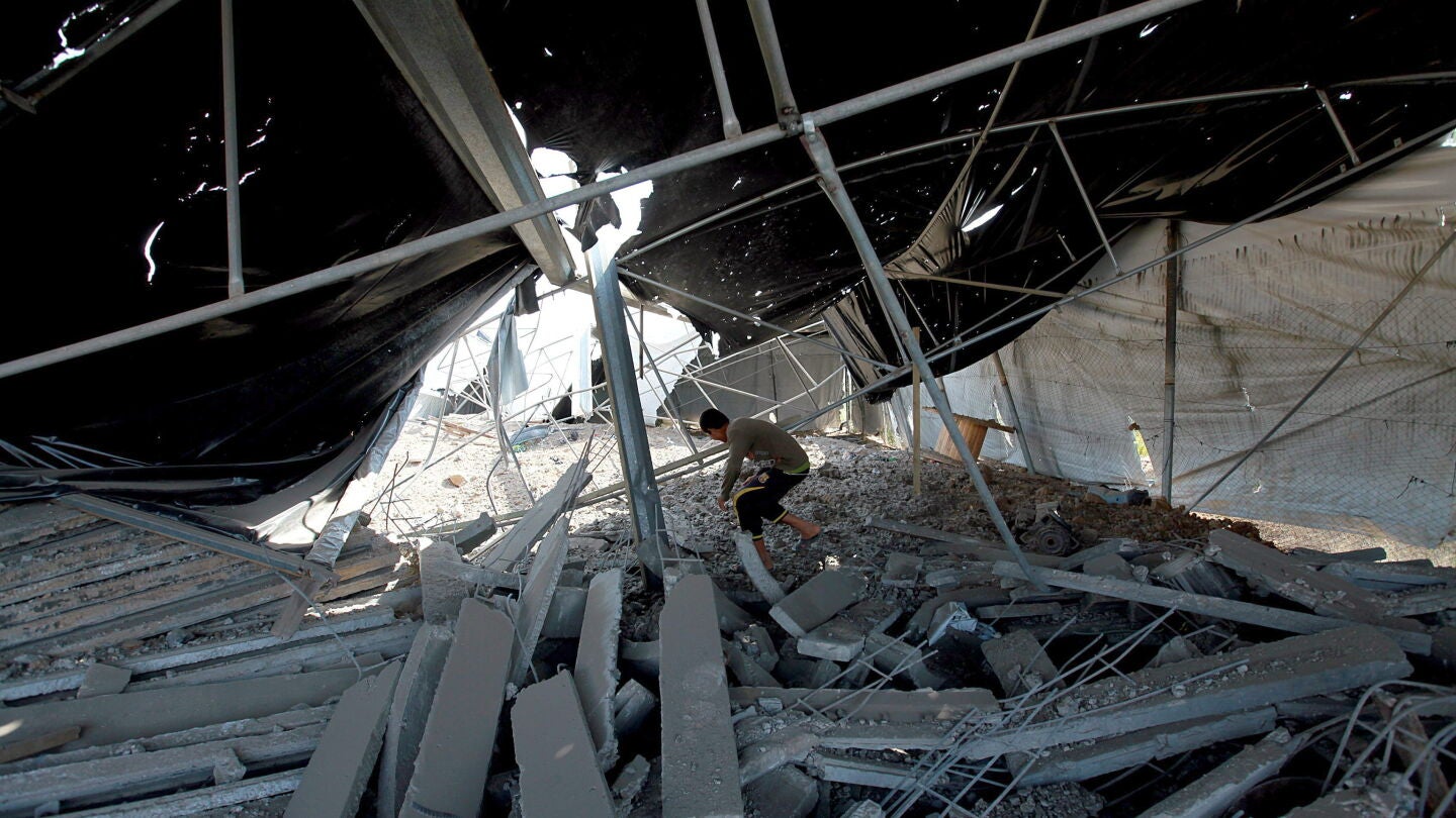 Un joven palestino comprueba los da&ntilde;os ocasionados en su vivienda por un bombardeo israel&iacute; sobre Rafah, en el sur de Gaza
