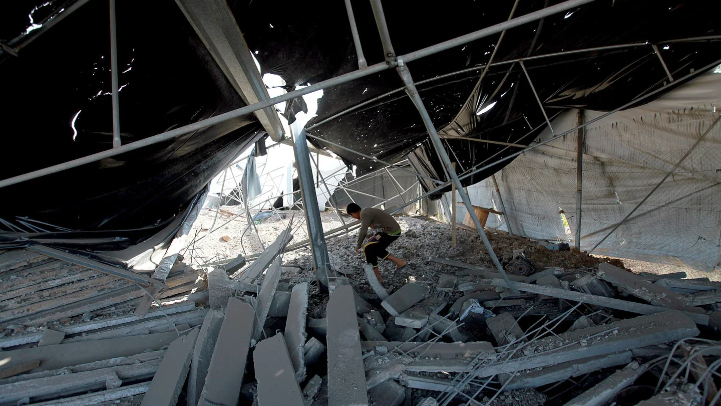 Un joven palestino comprueba los daños ocasionados en su vivienda por un bombardeo israelí sobre Rafah, en el sur de Gaza Un joven palestino comprueba los daños ocasionados en su vivienda por un bombardeo israelí sobre Rafah, en el sur de Gaza