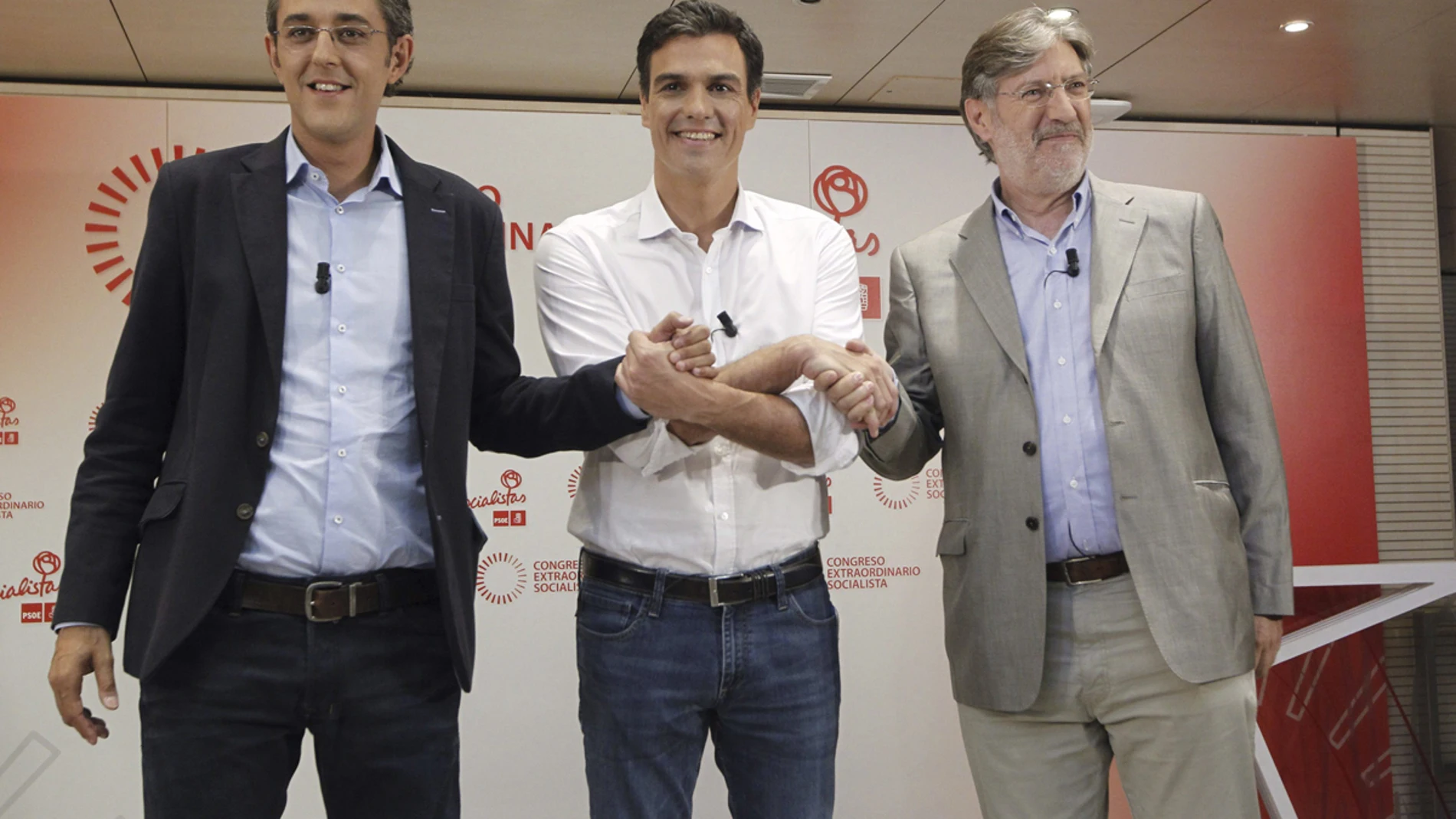 Madina, Sánchez y Pérez Tapias, saludándose antes del inicio del debate por la Secretaría General del PSOE