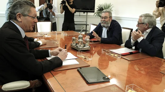 Los secretarios generales de CCOO y UGT, con el ministro de Justicia, Alberto Ruiz-Gallardón (i) Los secretarios generales de CCOO y UGT, con el ministro de Justicia, Alberto Ruiz-Gallardón (i)