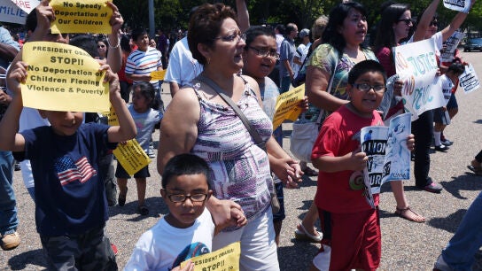 Familias inmigrantes protestan contra las deportaciones infantiles frente a la Casa Blanca