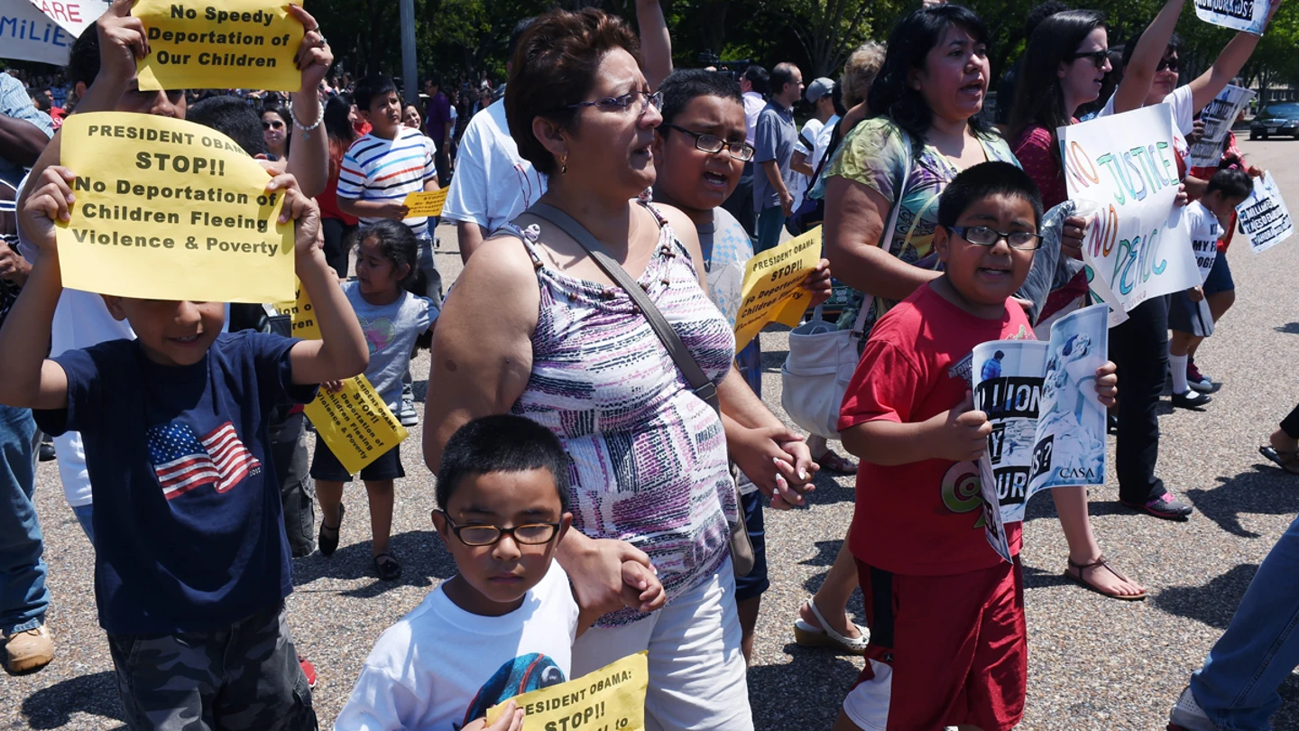 Familias inmigrantes protestan contra las deportaciones infantiles frente a la Casa Blanca Familias inmigrantes protestan contra las deportaciones infantiles frente a la Casa Blanca