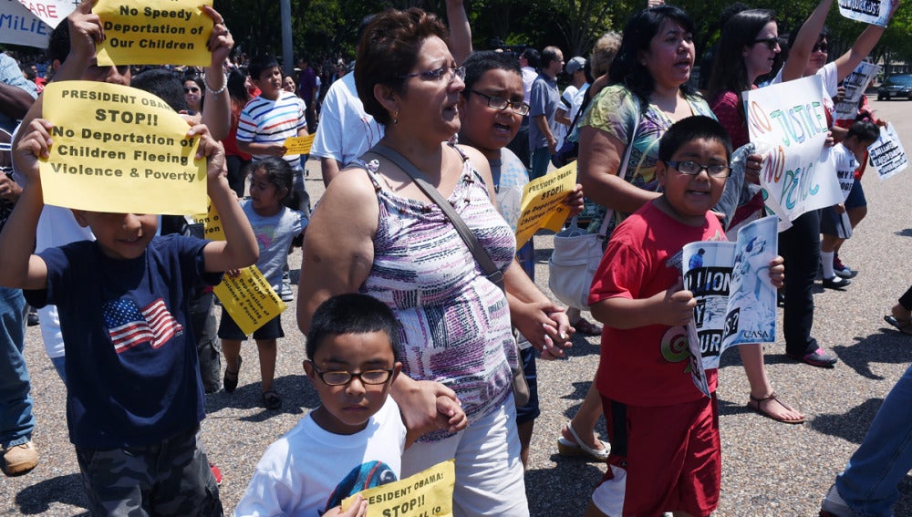 Familias inmigrantes protestan contra las deportaciones infantiles frente a la Casa Blanca