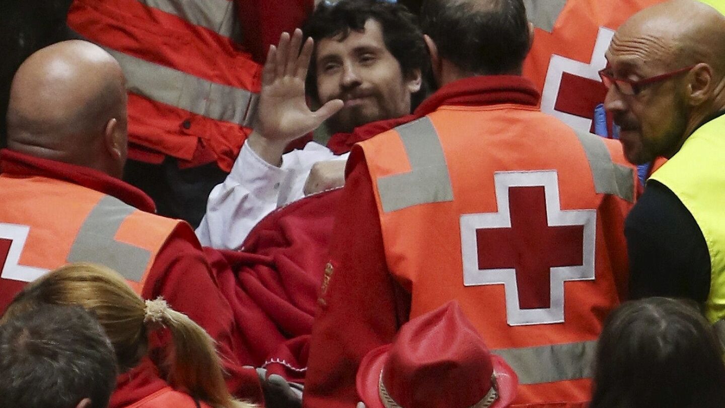 El herido por asta de toro en el muslo derecho es trasladado por efectivos de la Cruz Roja